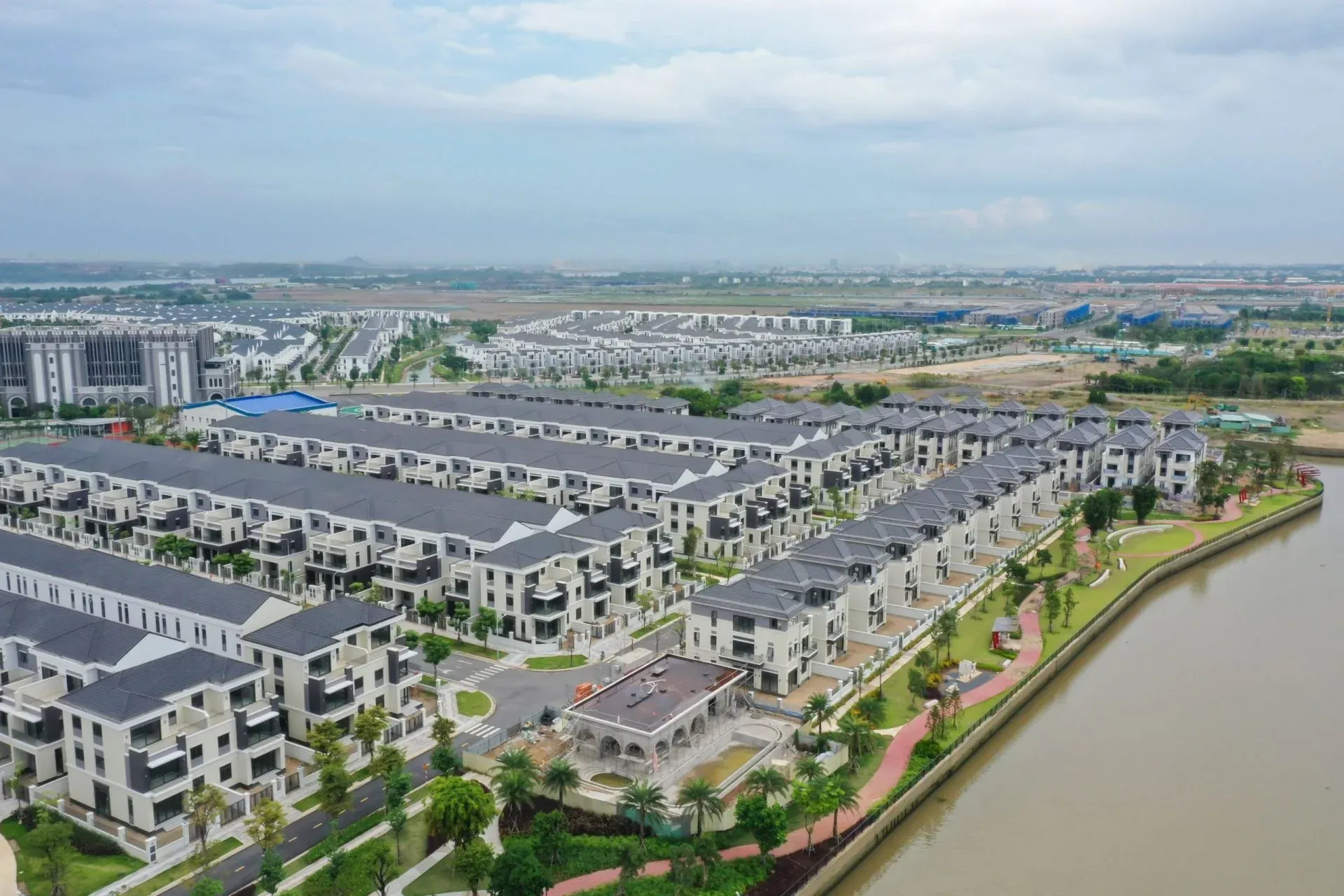 Novaland Reports VND 1,819 Billion Profit but Cash Flow Negative for 3 Straight Years — Where Is the Real Risk?