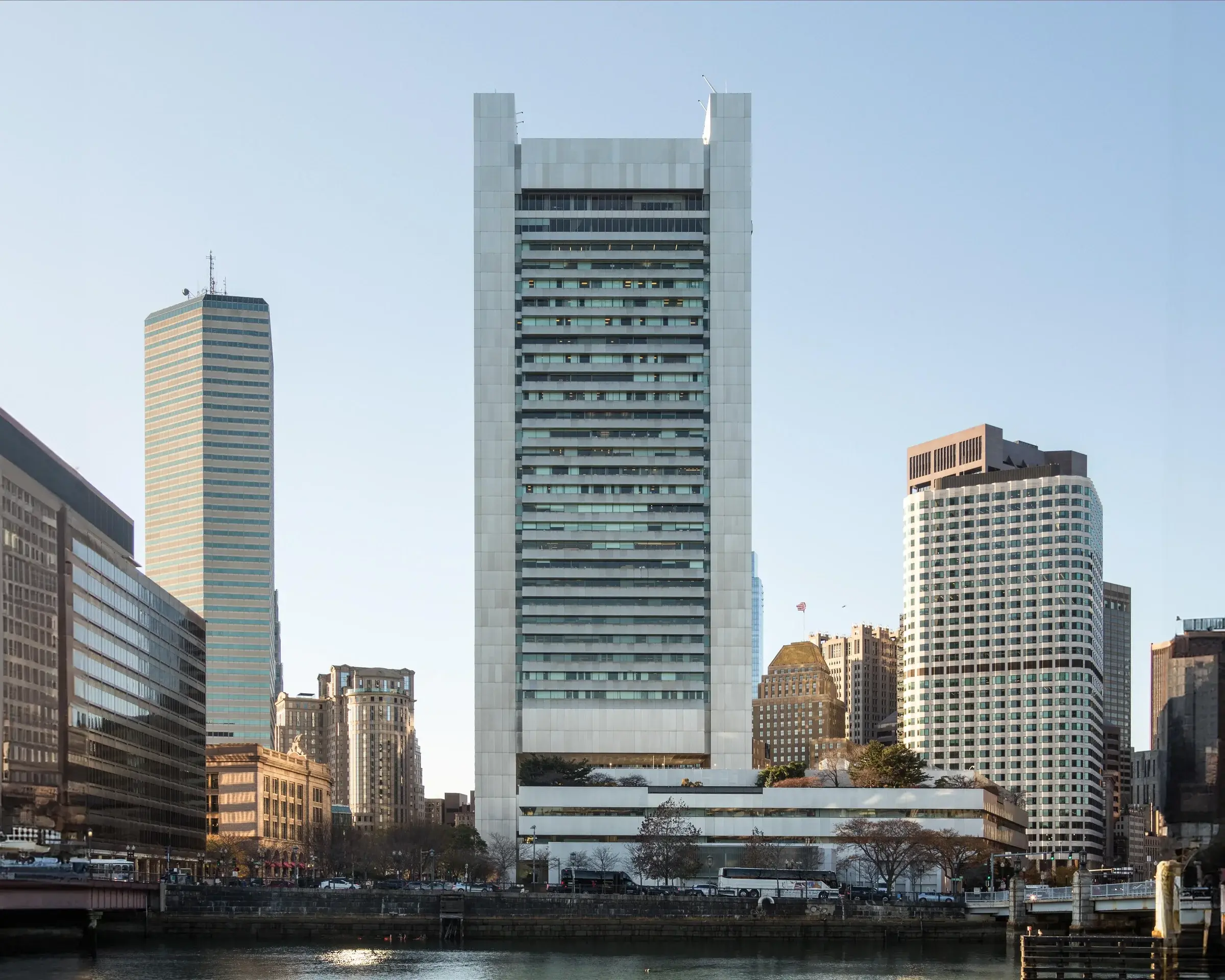 US Inflation Surges to 3.3%, Fed and SBV Move in Opposite Directions