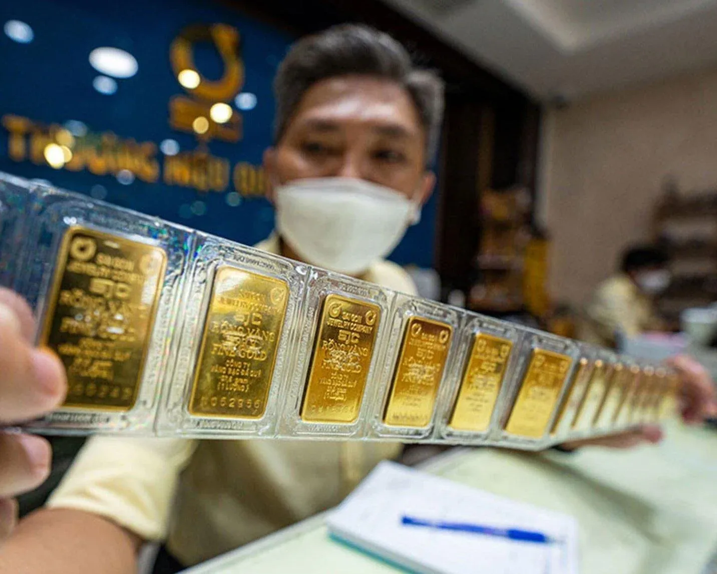 NHNN nhận 11 hồ sơ vàng miếng: premium SJC chờ thu hẹp
