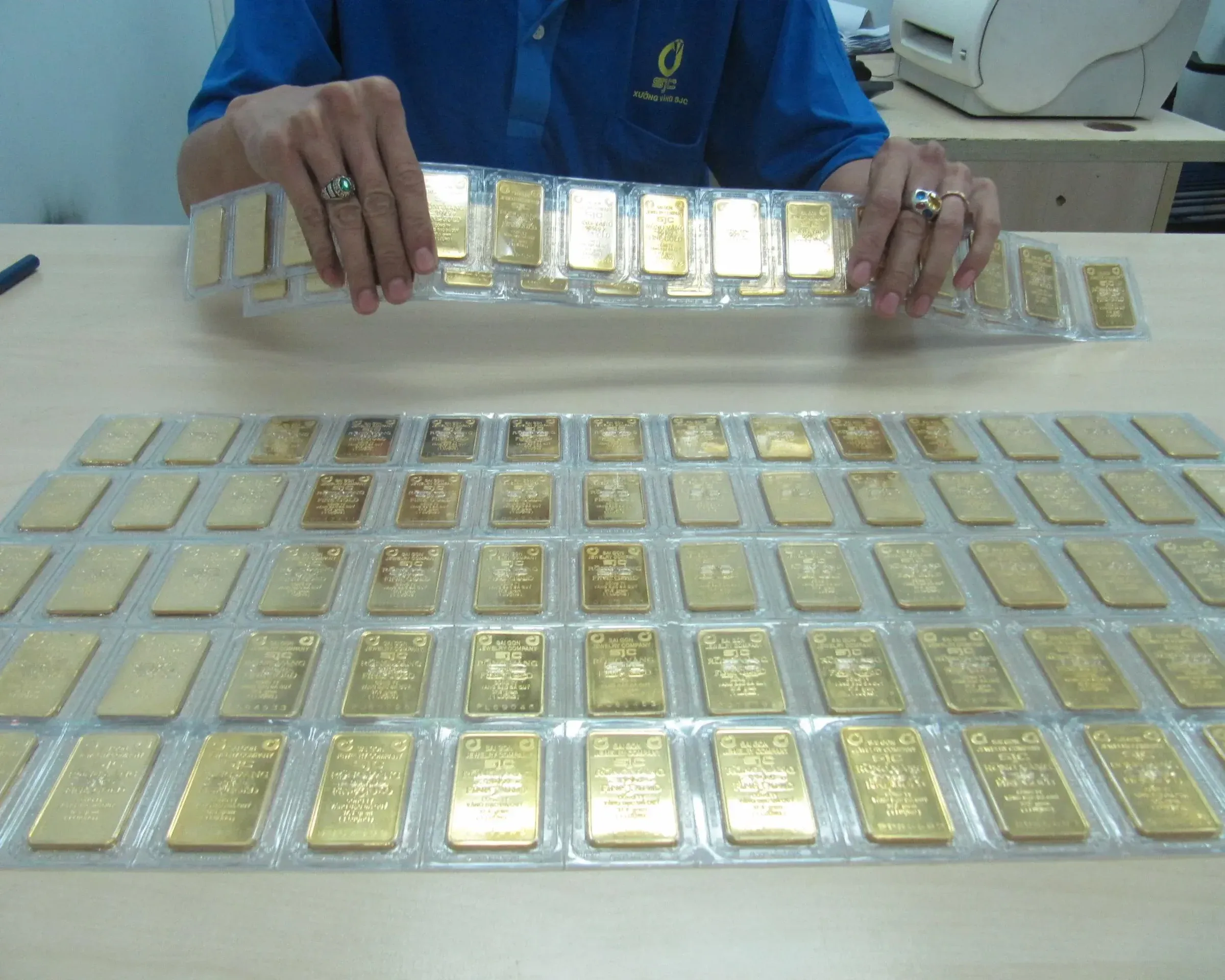 Brent Down 6%, Gold Up 2.87%: Reading the Right Signal