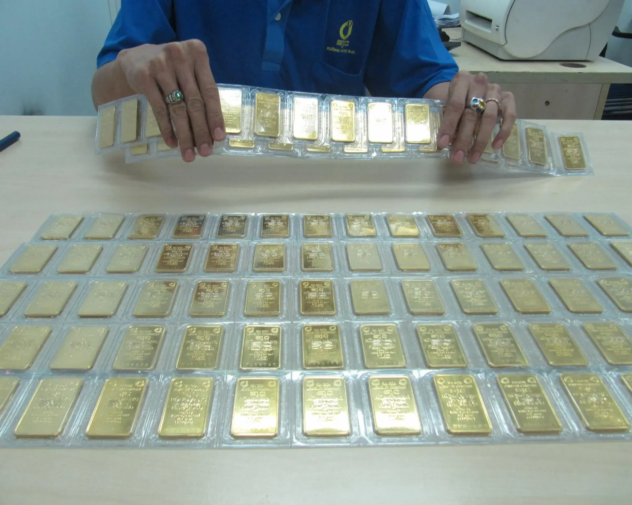 Brent Down 6%, Gold Up 2.87%: Reading the Right Signal