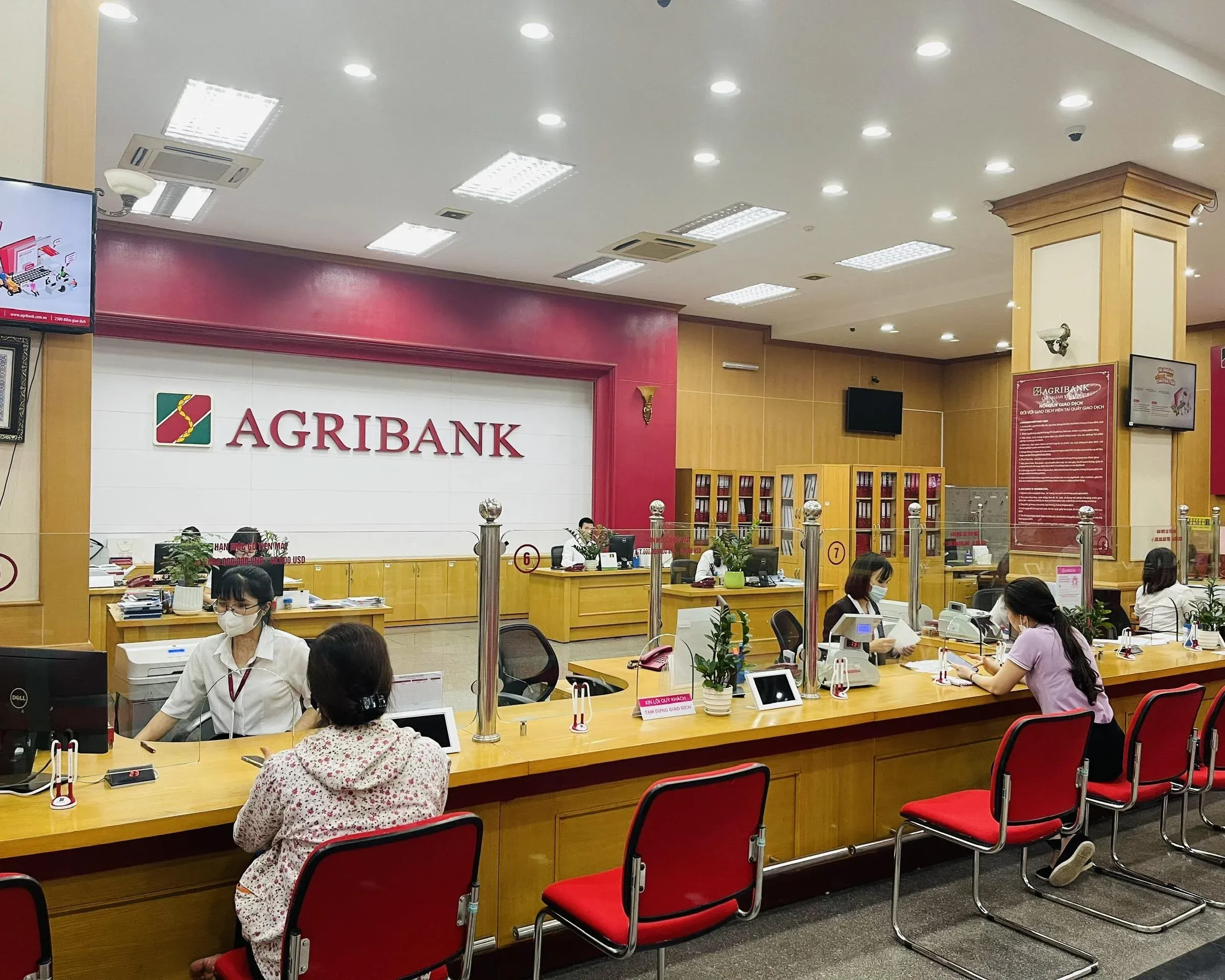 Khách hàng giao dịch tại quầy ngân hàng Agribank