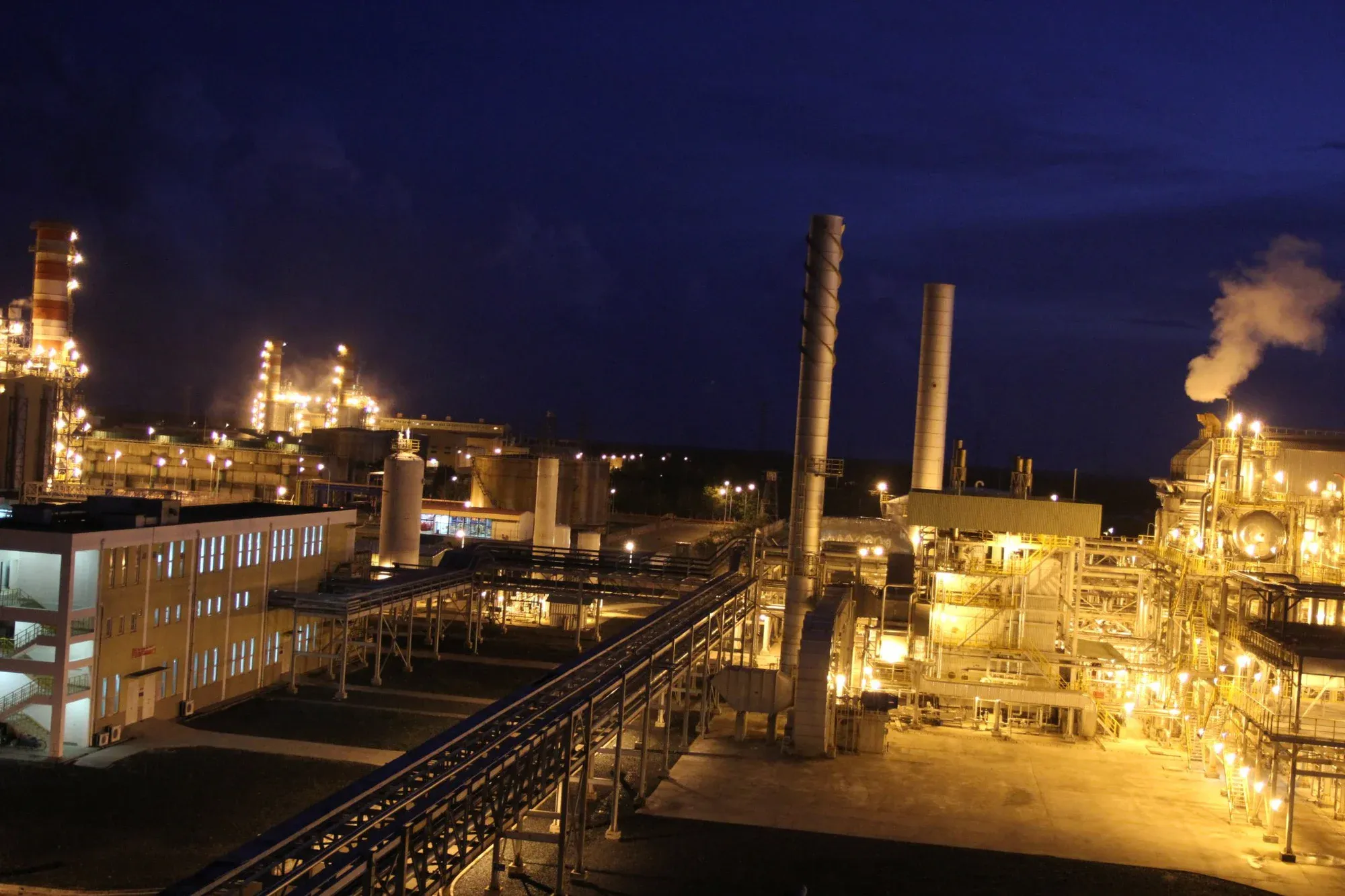 Fertilizer Stocks Hit the Ceiling — But Management Targets 40% Profit Drop. Who's Right?