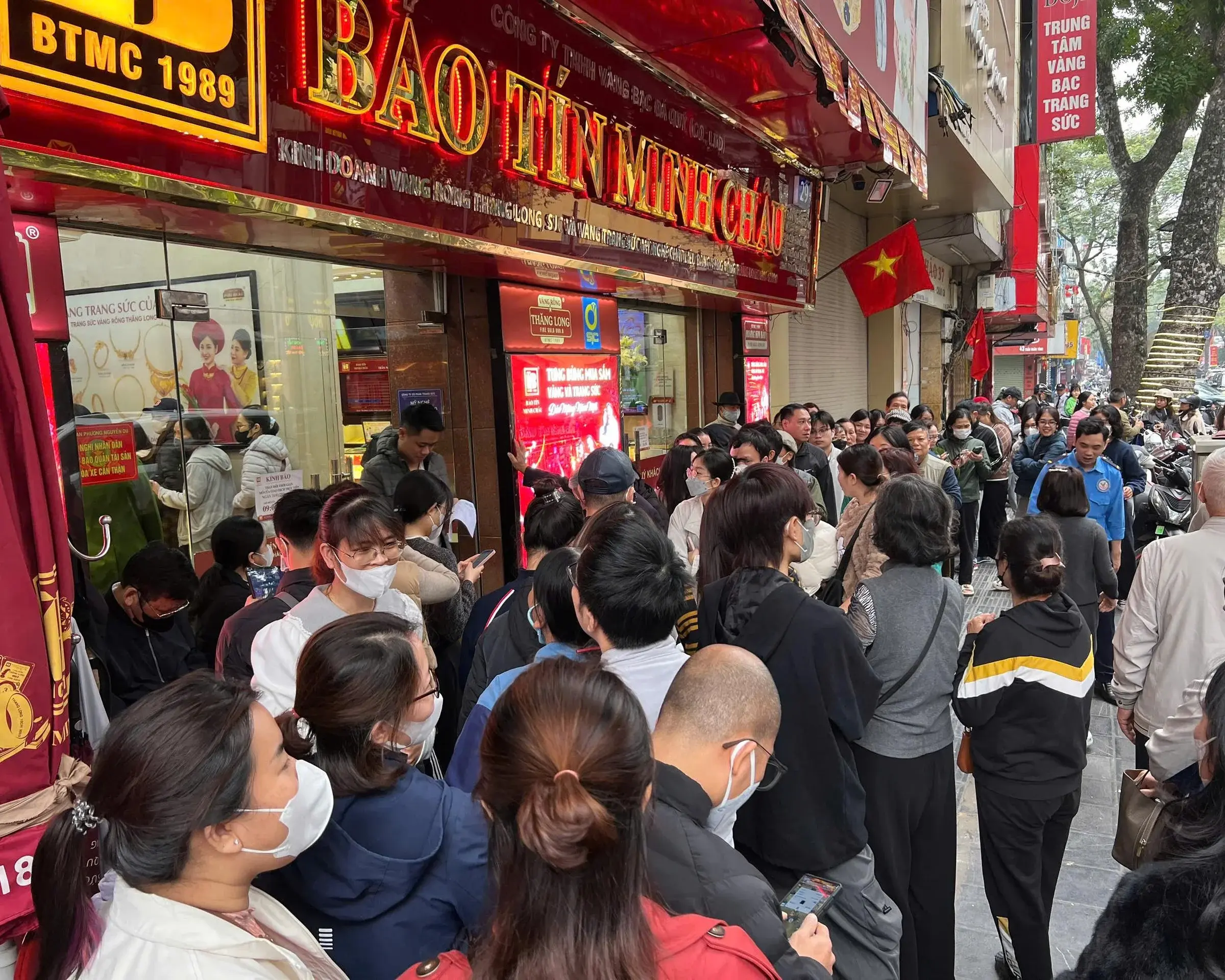 Vay vàng trong dân: Ba rủi ro từ bài học 2008-2012