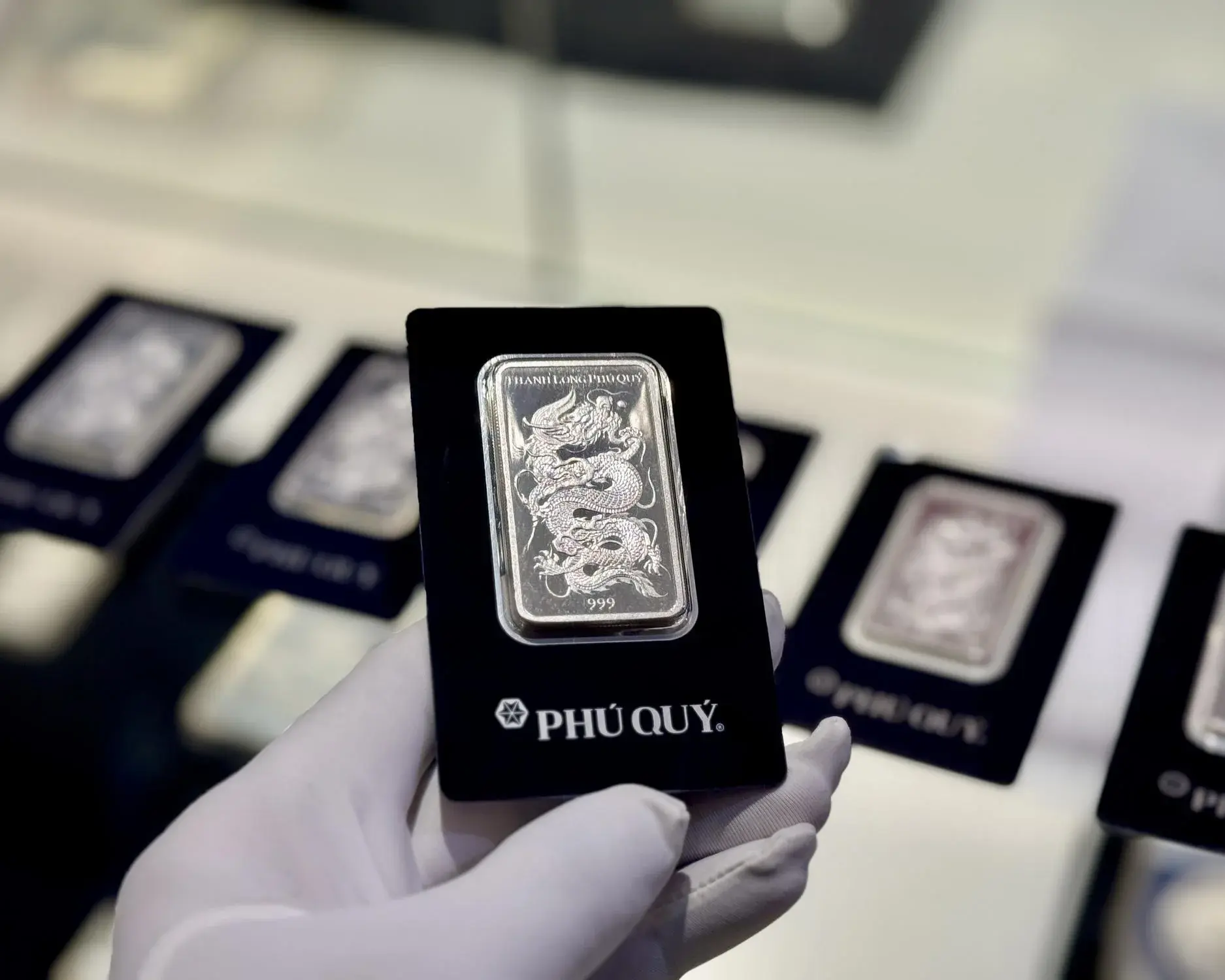 Bạc thiếu 6 năm liên tiếp, premium bạc miếng chạm 22%