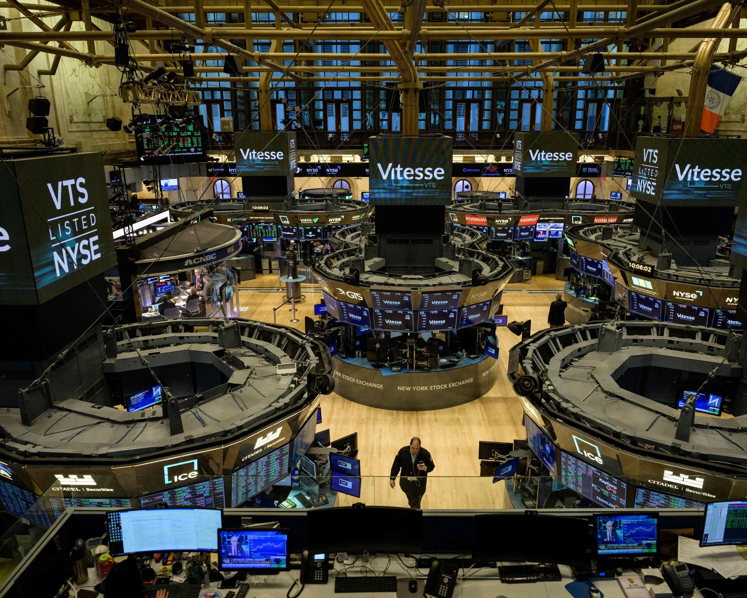 Wall Street's Best Week in 5 Months, Americans Most Pessimistic Ever