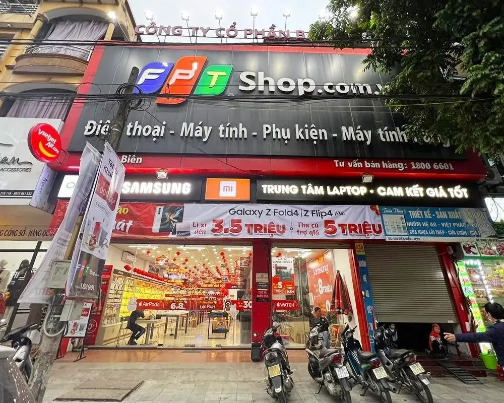 MWG VND 9,200B vs FRT VND 1,550B: Two post-phone paths