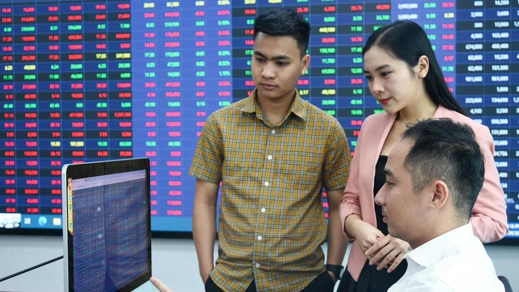 VN-Index lập đỉnh mới, VNDirect hạ mục tiêu về 1.967