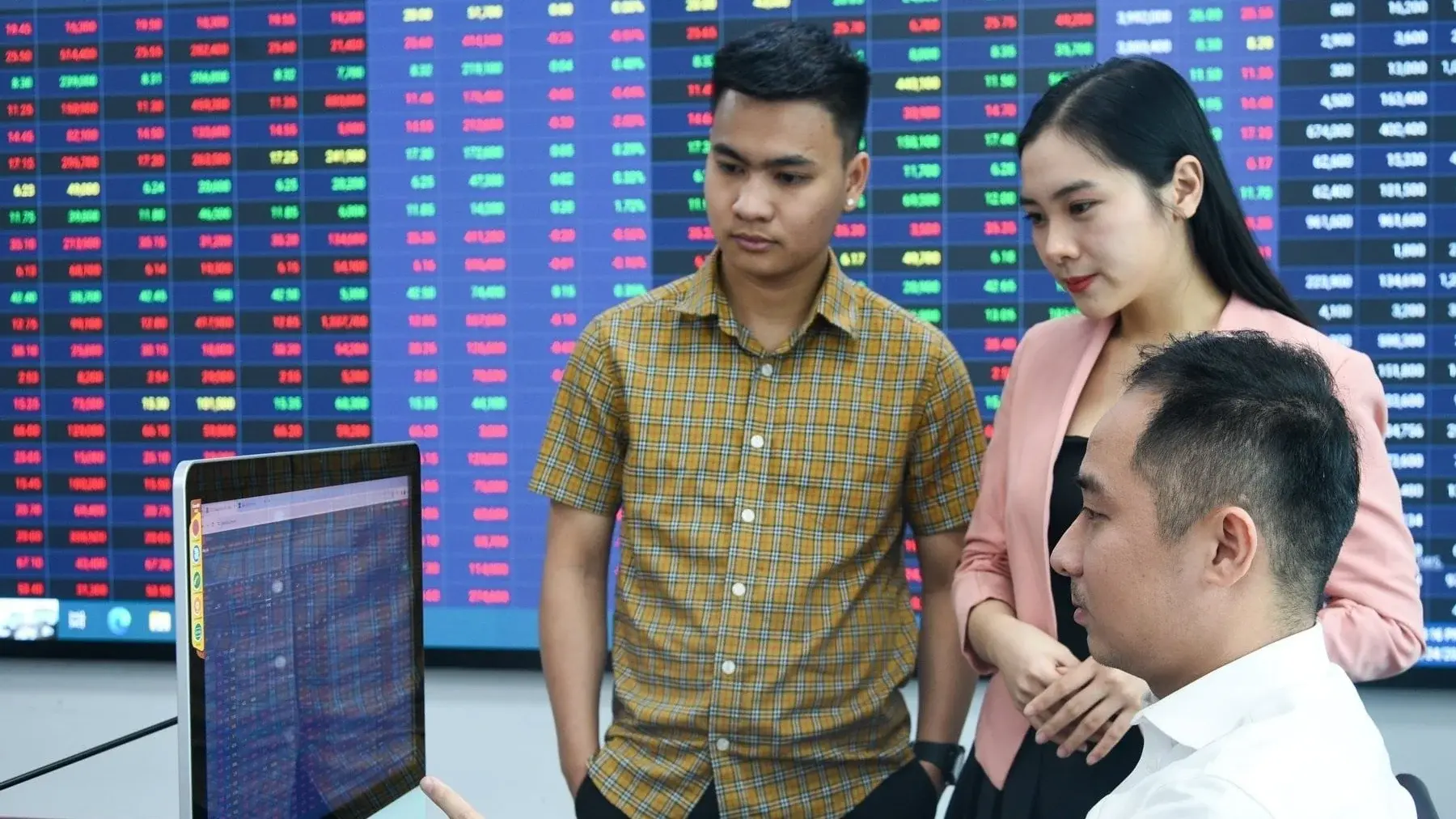 VN-Index hits record, VNDirect cuts 2026 target to 1,967