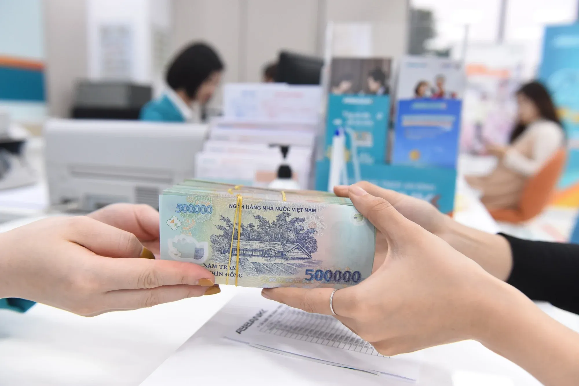 Sau tuần rung mạnh, tiền chờ nên chia làm ba