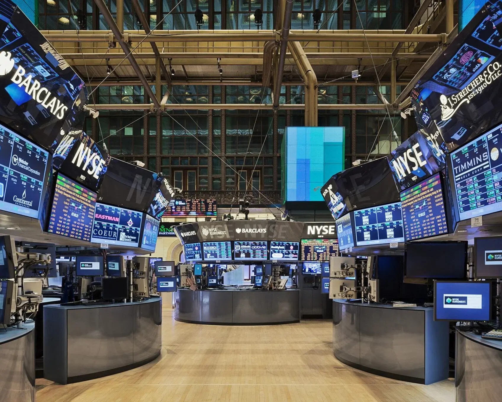 S&P 500 phá đỉnh, VN-Index vượt 1.800 nhờ 2 mã