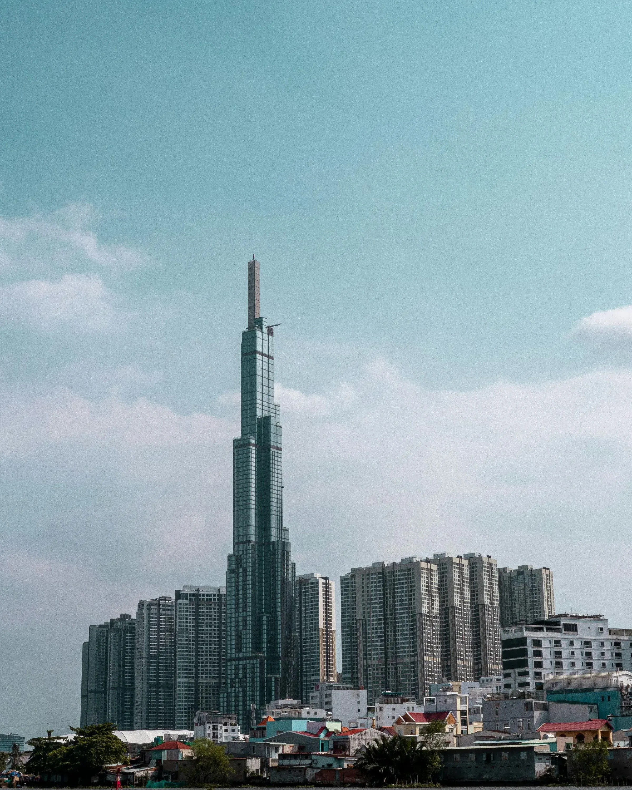 Dragon Capital Raises VIC, VHM to 17% NAV: Not the Peak Yet