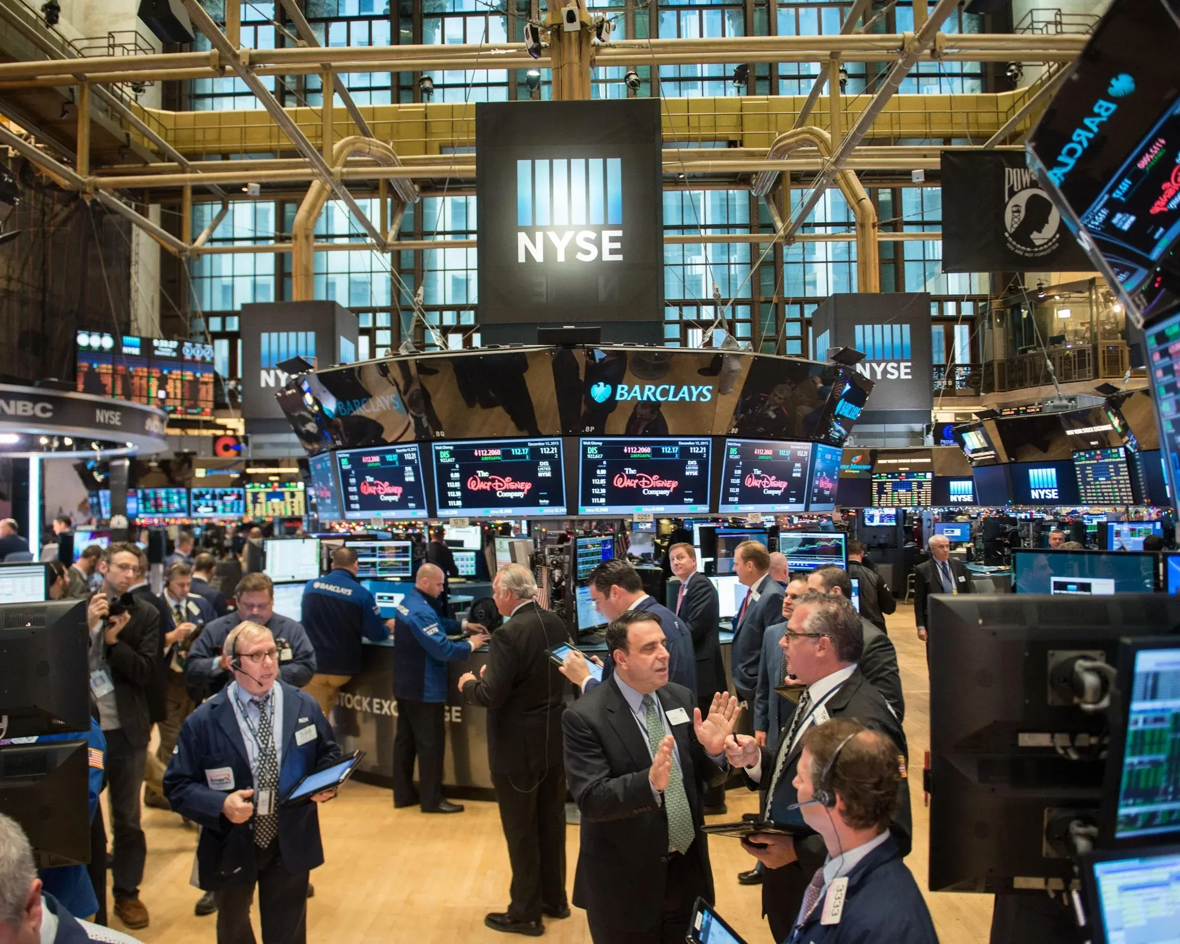 Gold Drops 3.5%, S&P 500 Hits Record: April Chose Risk