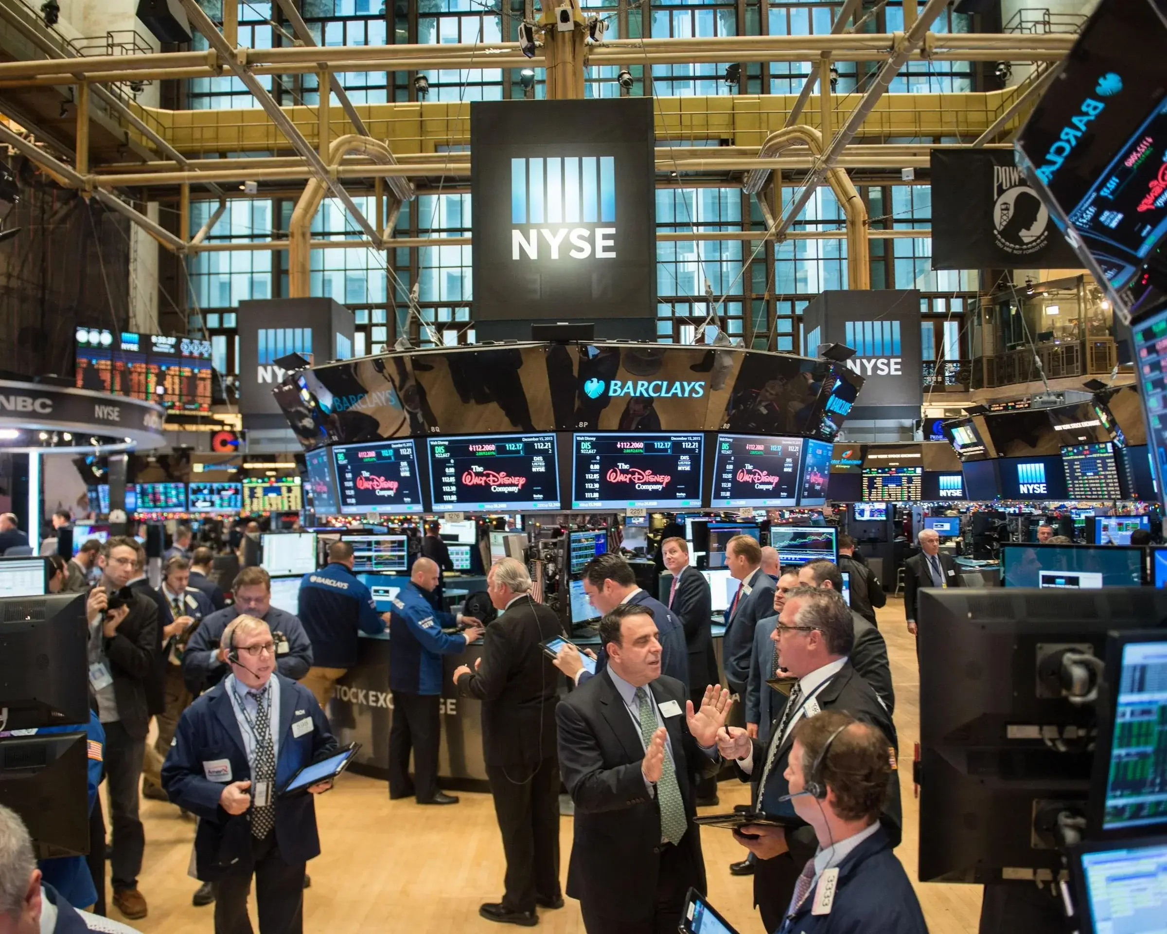 Gold Drops 3.5%, S&P 500 Hits Record: April Chose Risk