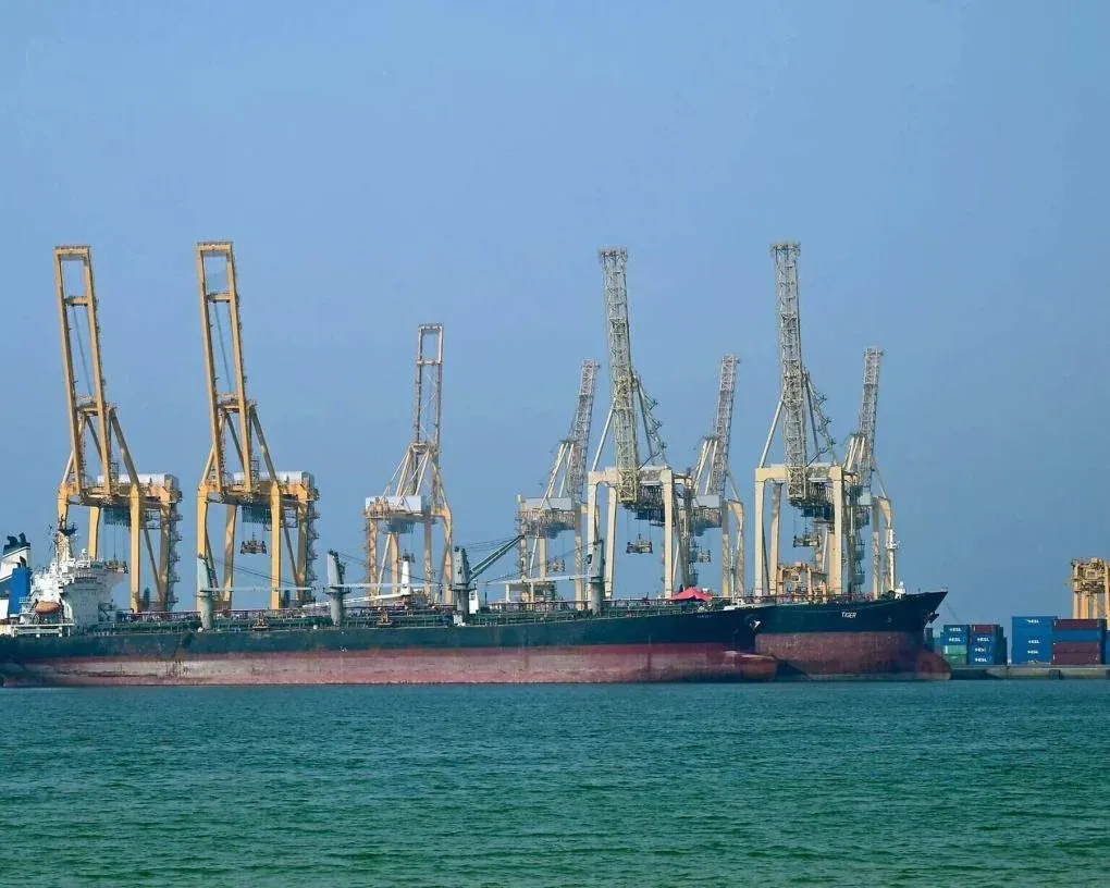 Cảng biển minh họa kênh truyền của năng lượng và thương mại