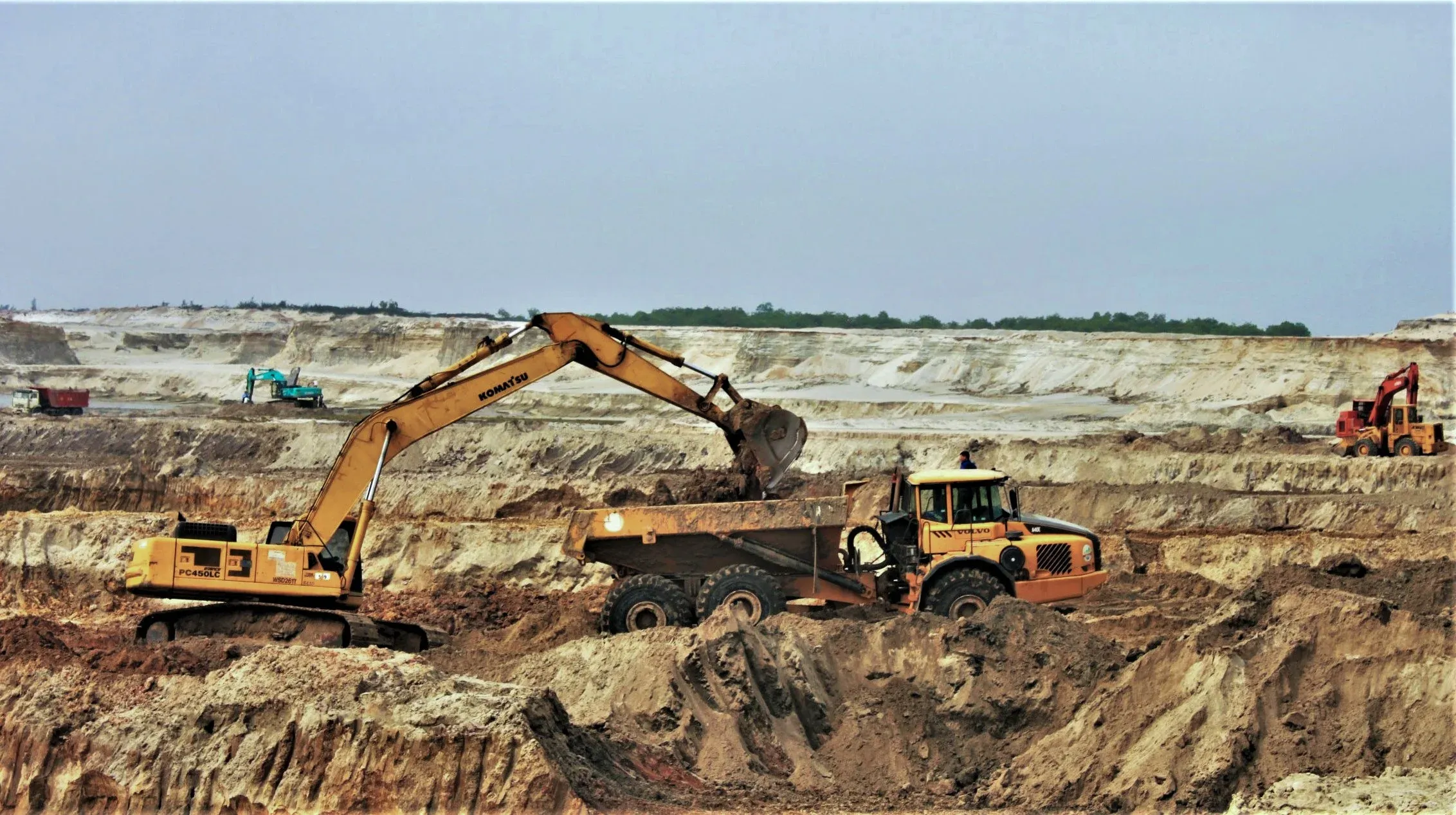 Máy xúc và xe tải hoạt động trên công trường mỏ Thạch Khê giai đoạn 2009-2011