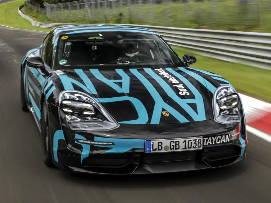 Porsche Taycan trên đường đua