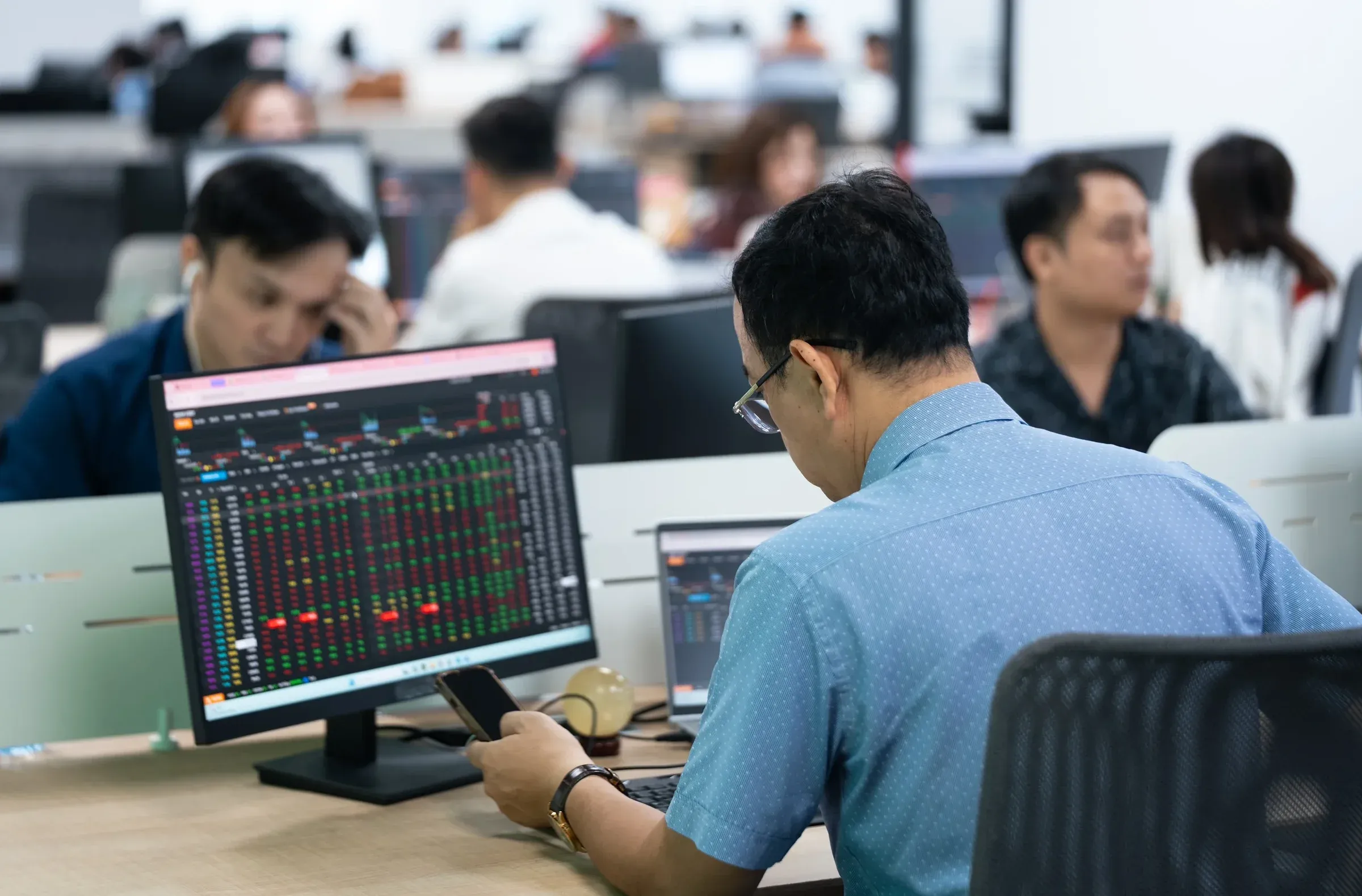 Nhà đầu tư theo dõi bảng điện