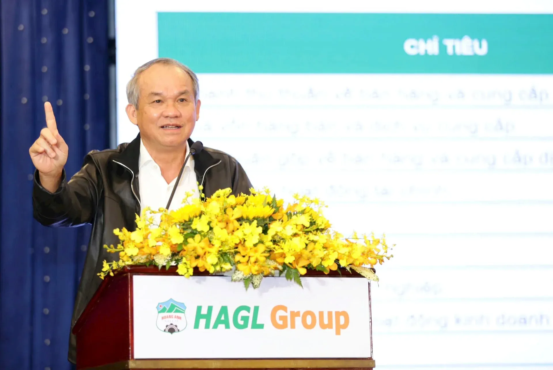 Bau Duc speaking at HAGL AGM