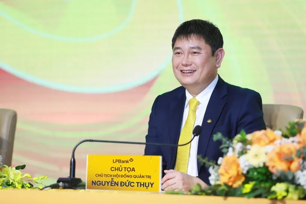 Nguyen Duc Thuy at a banking event
