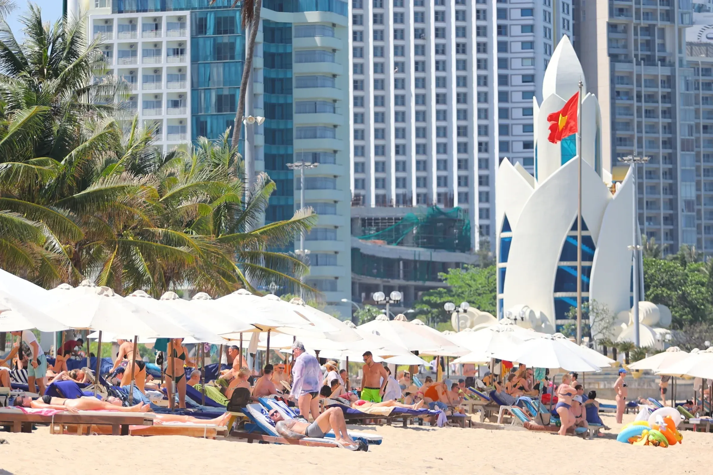 International tourists at Nha Trang beach: Vietnam tourism recovery in motion