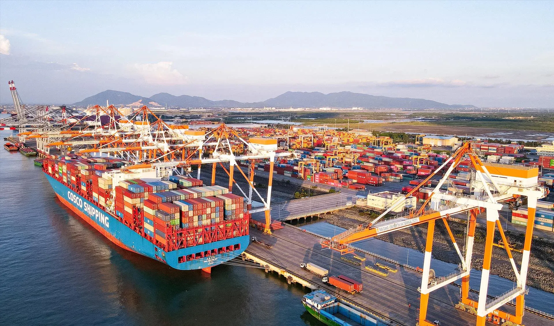 International container port — logistics sector under pressure from trade risks