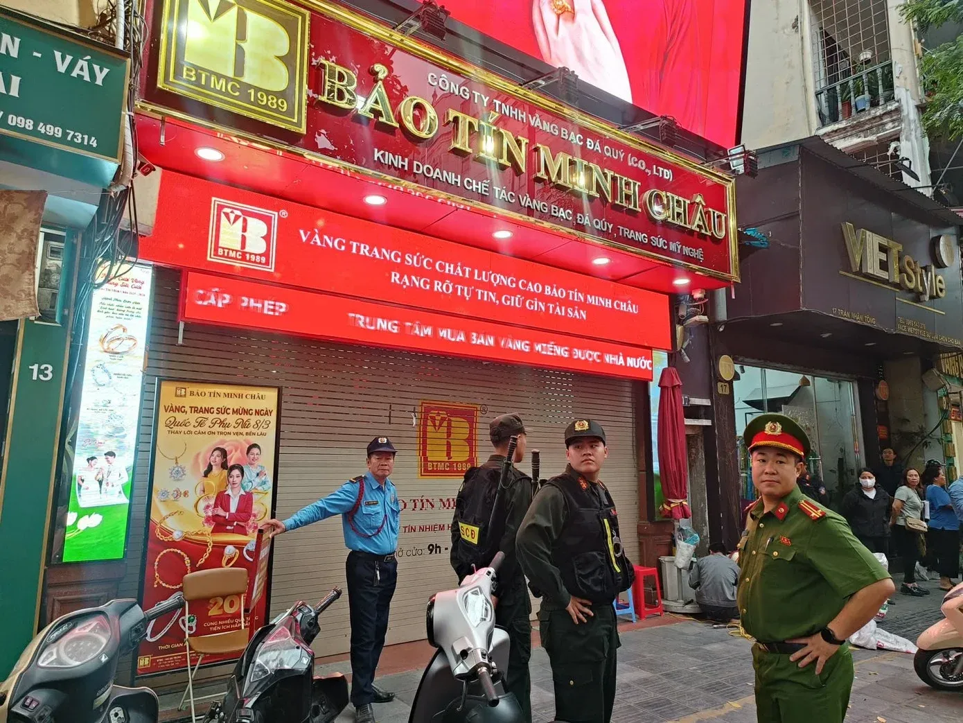 Police forces working at Bao Tin Minh Chau store on Tran Nhan Tong street, Hanoi