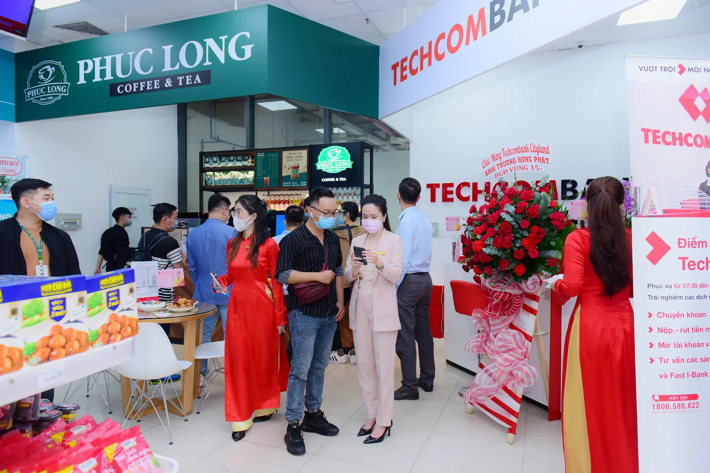 Phuc Long and Techcombank service points integrated within the same WinMart store
