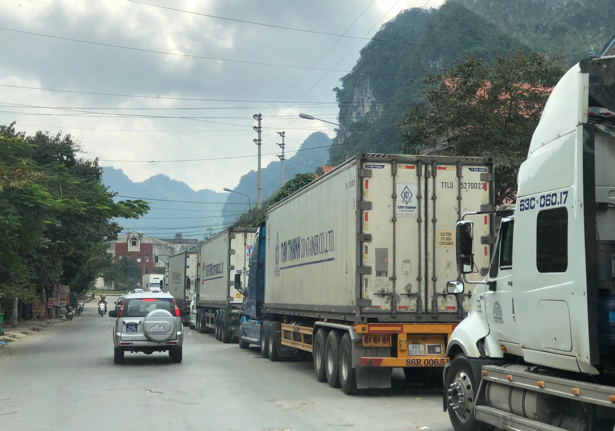 Container hàng đông lạnh ùn ứ tại cửa khẩu biên giới phía Bắc