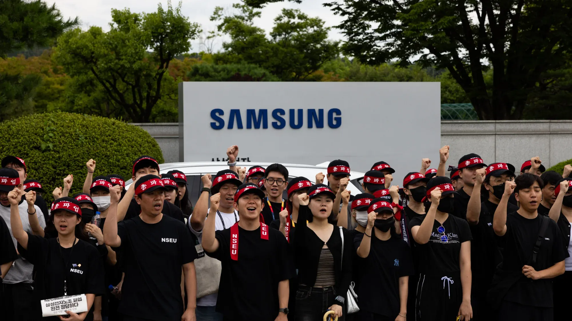 NSEU union workers gathered in front of the Samsung factory gates