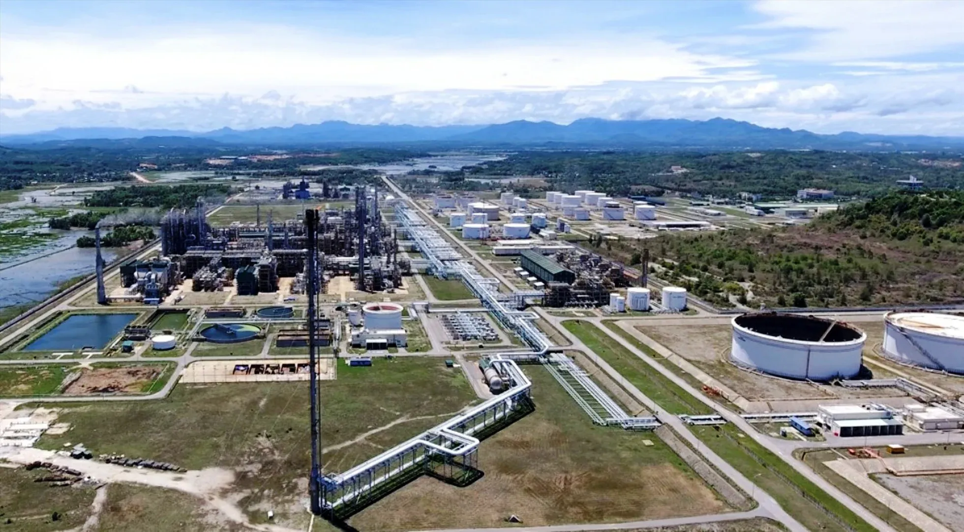 Dung Quat oil refinery, aerial view of the energy complex that led VN-Index this week
