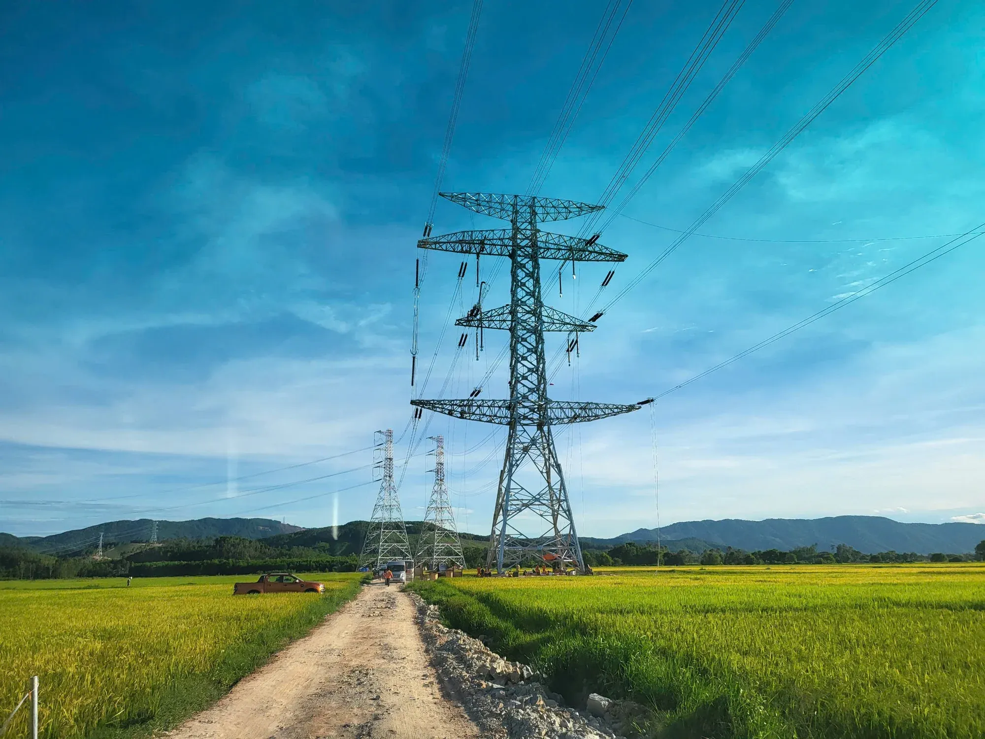 500kV power transmission line construction in Vietnam