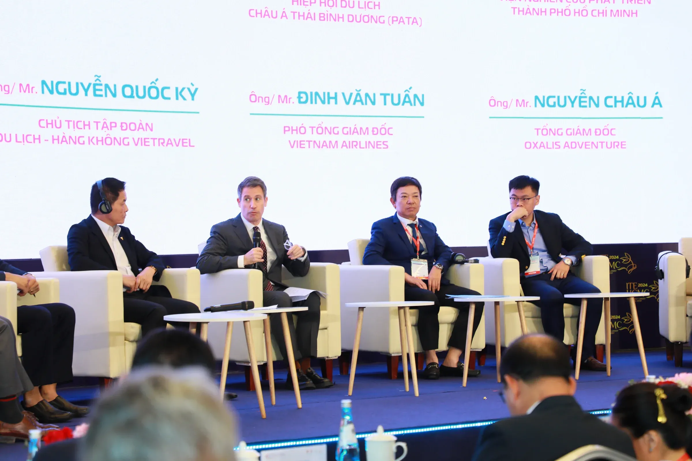 Mr. Dinh Van Tuan speaking at the aviation forum on May 15, 2026
