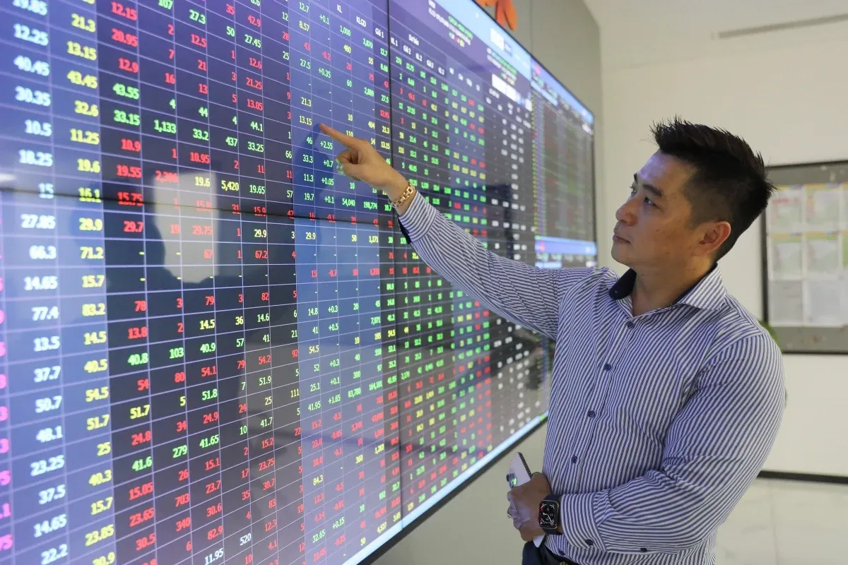 HoSE trading floor — investors tracking the board on May 18, 2026