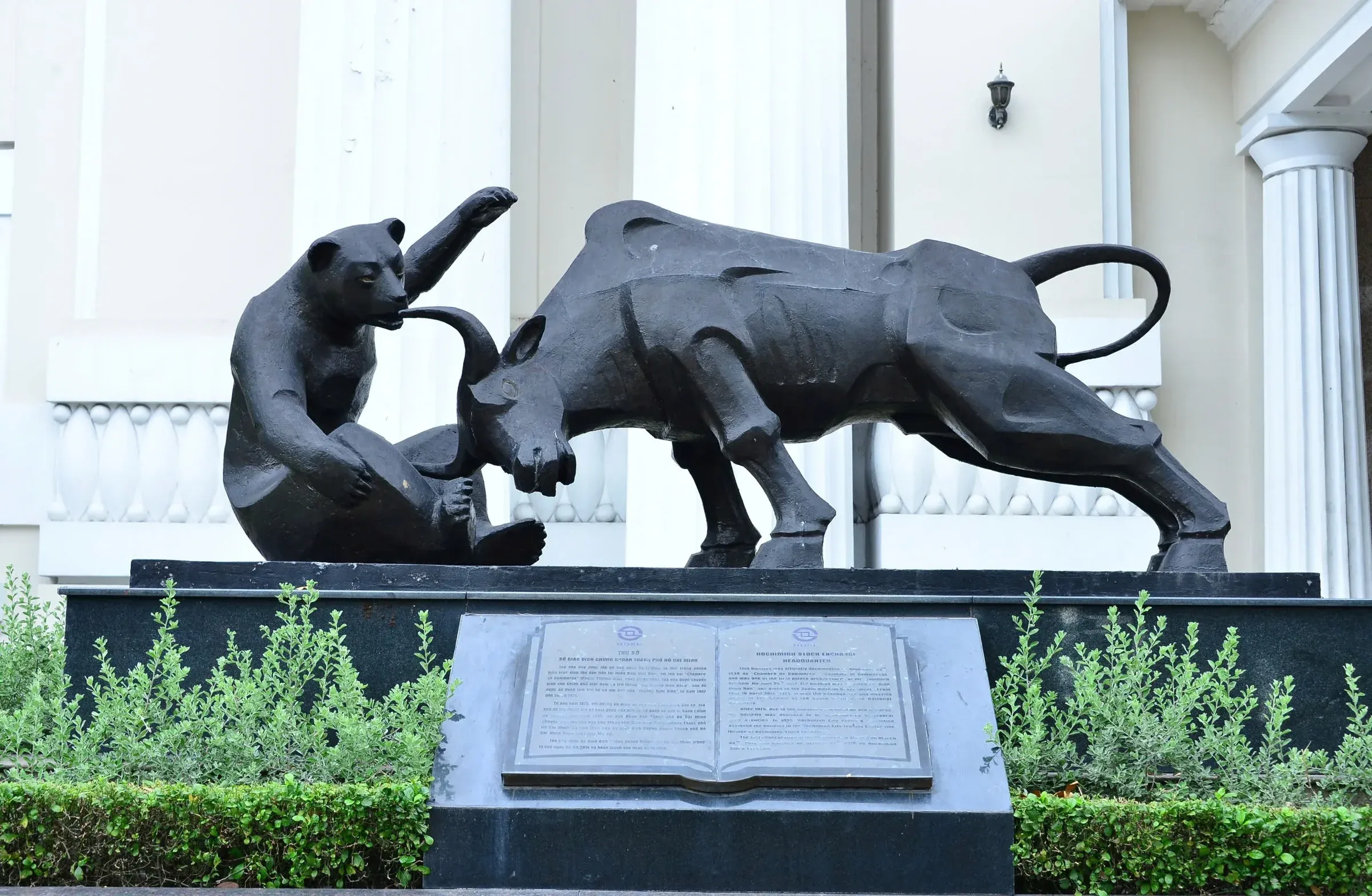 The bull and bear statue at HOSE