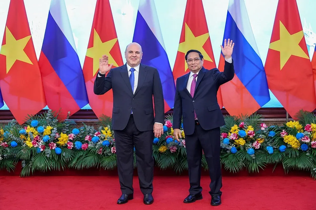 PM Pham Minh Chinh and Russian PM Mikhail Mishustin at the signing ceremony