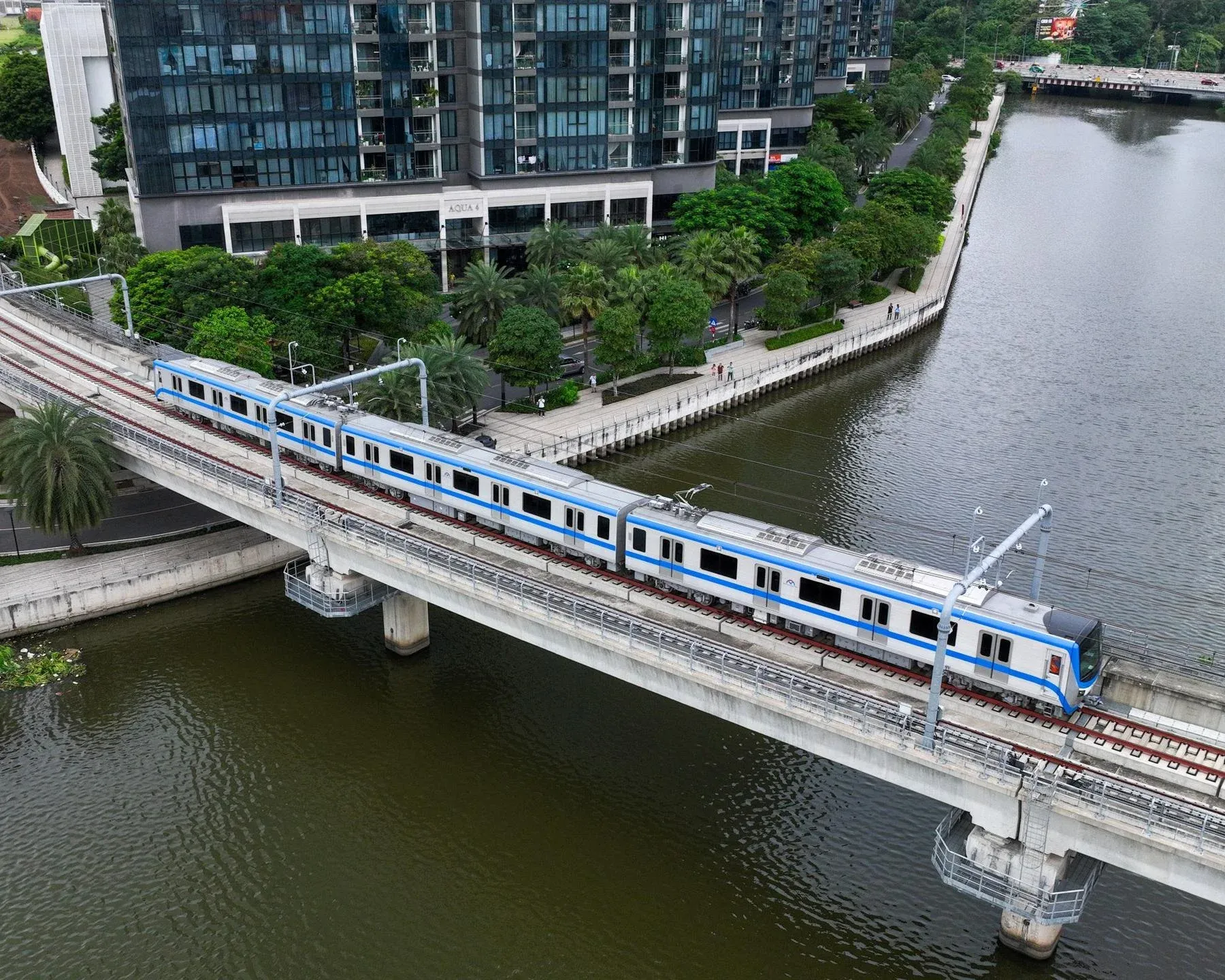 Tuyến metro số 1 vận hành qua cầu vượt sông