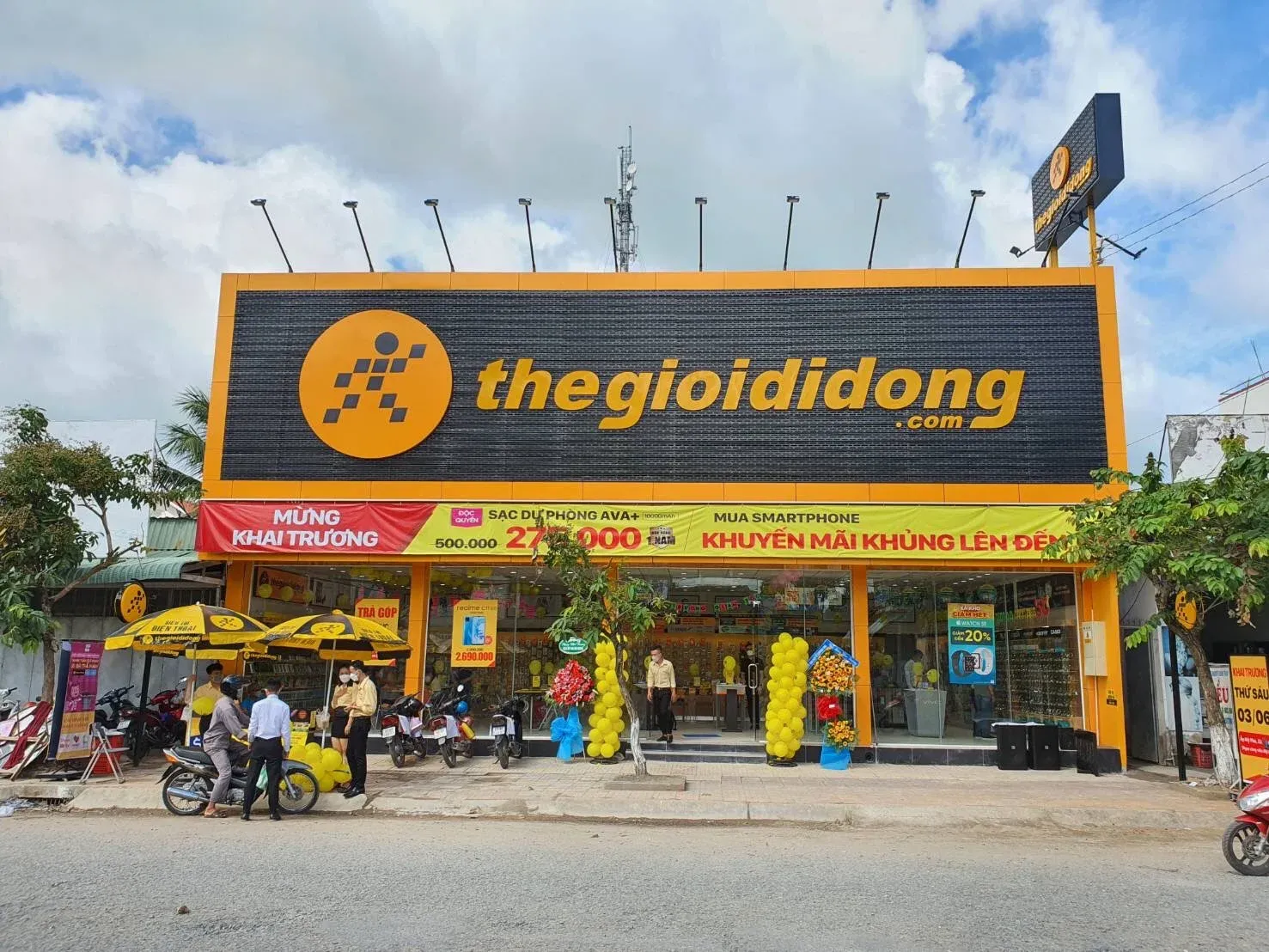 A Thế Giới Di Động store, one of the retail stocks being monitored