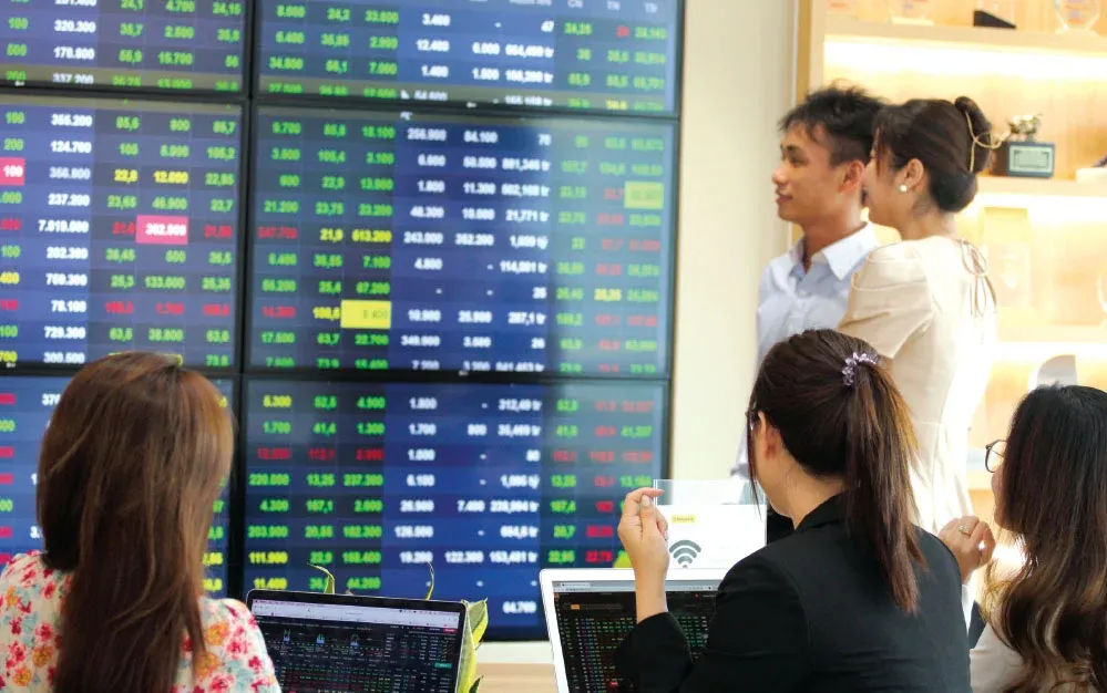 Vietnamese retail investors monitoring stock price boards