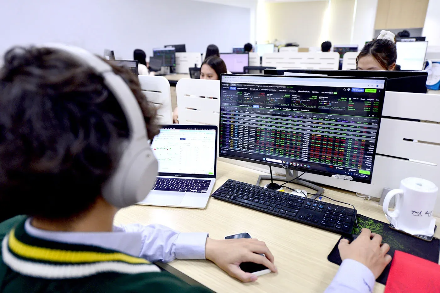 Vietnamese investors analyzing stock market data