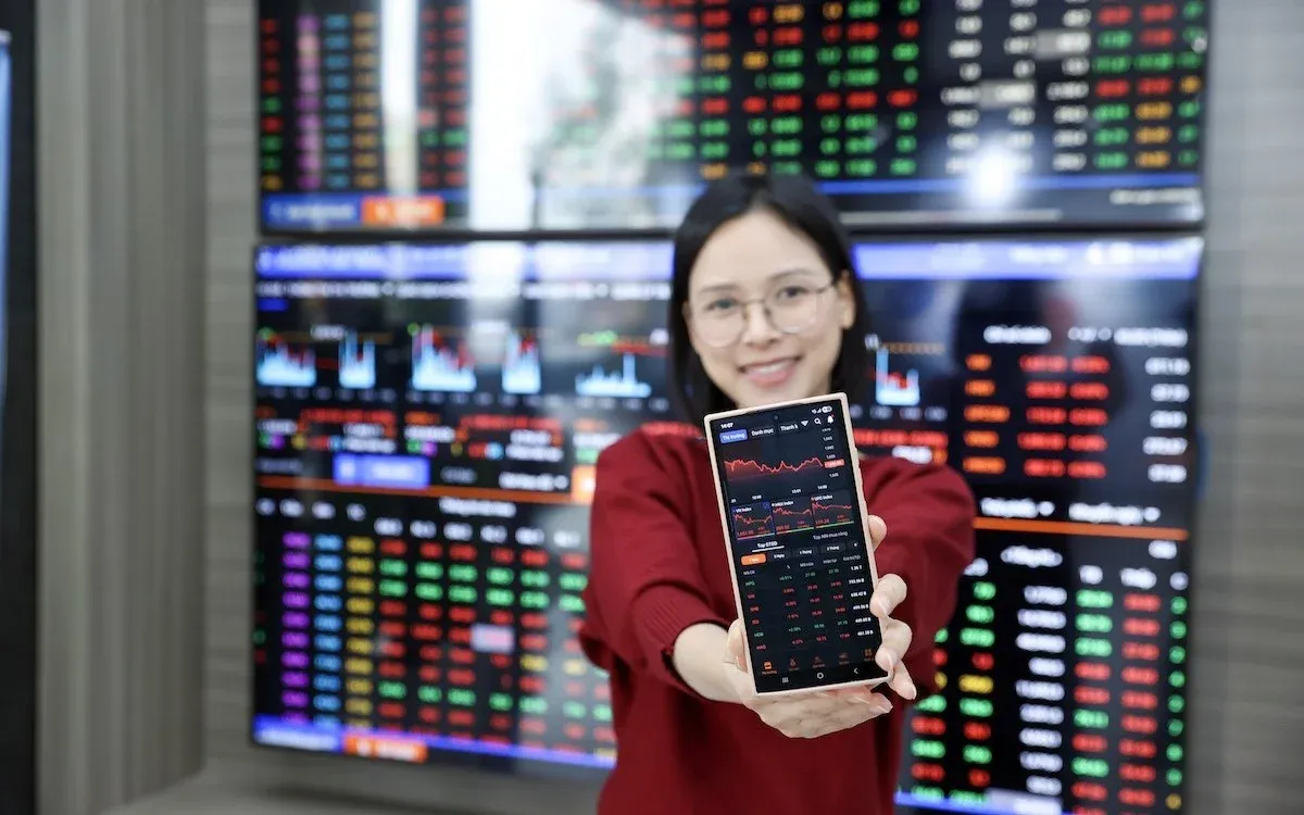 Investor monitoring the market via mobile application