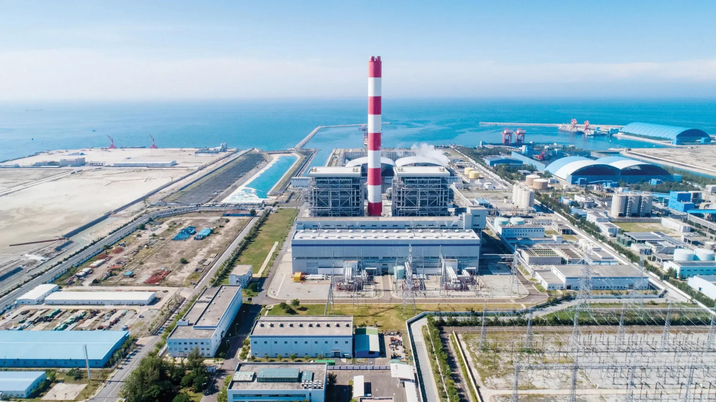 Nhà máy nhiệt điện than — biểu trưng cho giai đoạn giá nhiên liệu tăng vọt 2022–2023