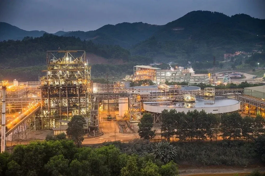Nui Phao mining and processing complex at night