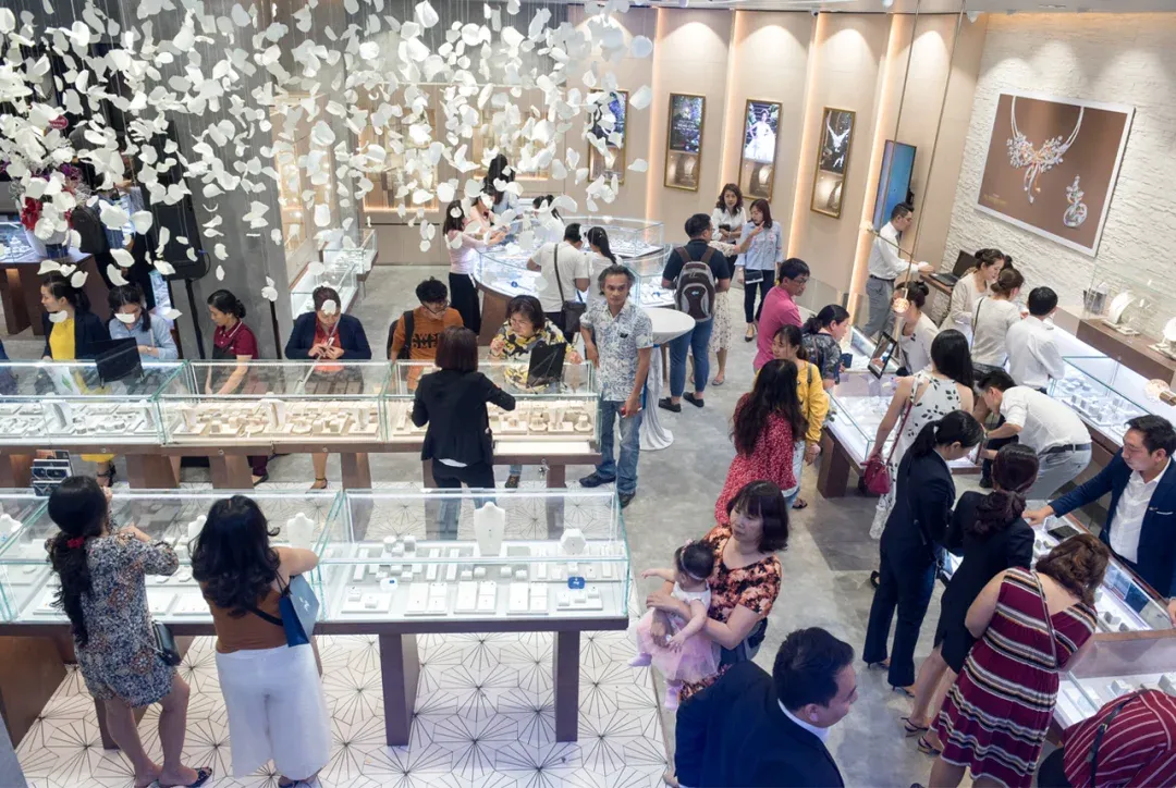 PNJ store bustling with jewelry shoppers