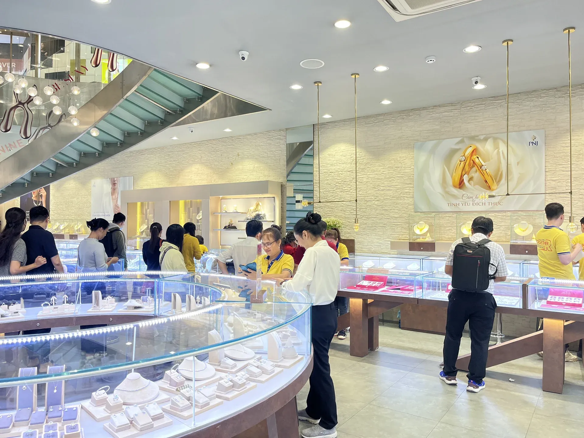 PNJ jewelry store busy with customers