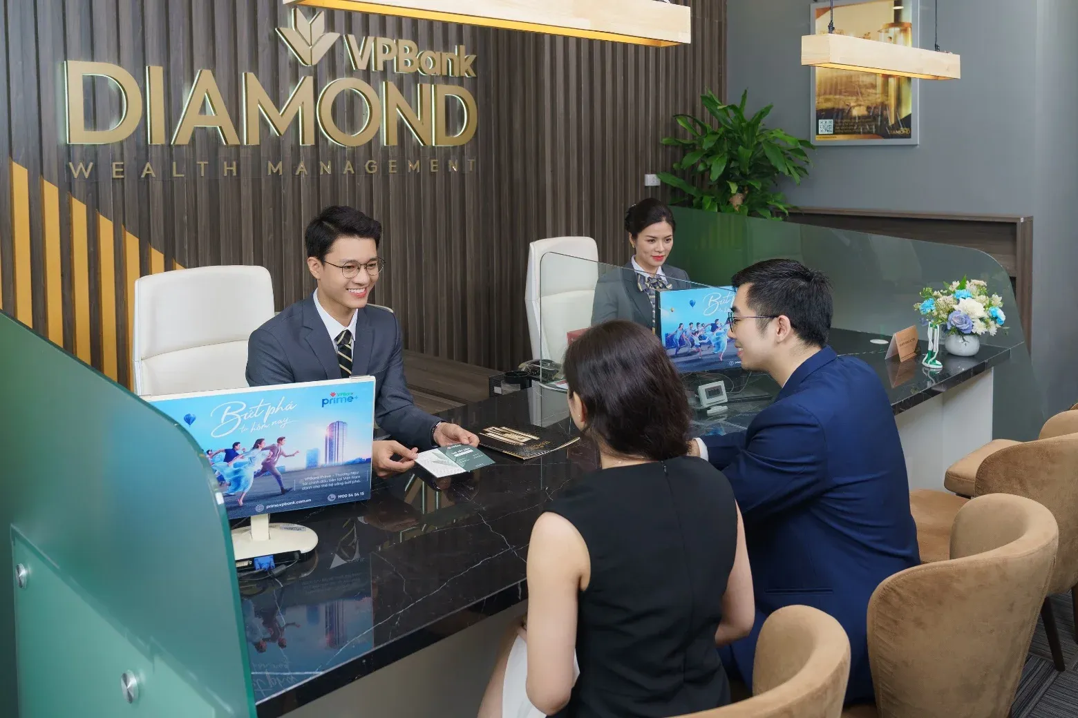 Wealth management consultation at a bank branch — open-end bond funds offer retail investors a regulated, diversified channel without requiring professional investor status