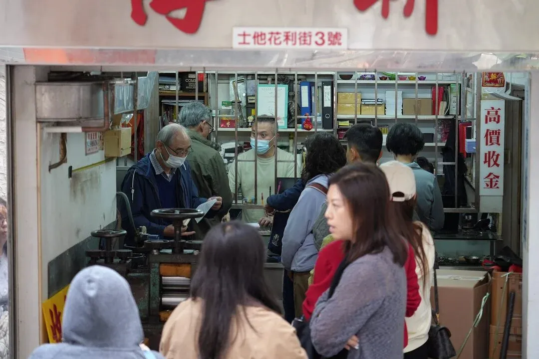 People queuing at a gold shop in Asia