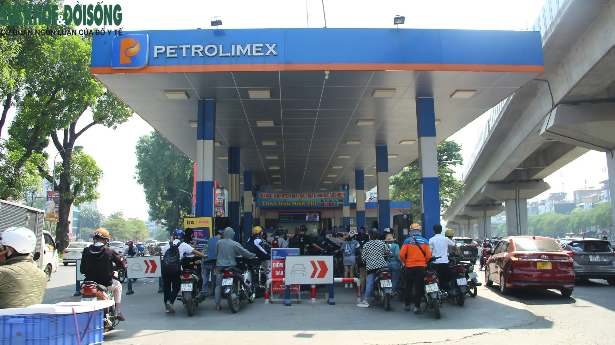 Petrolimex gas station with customers refueling