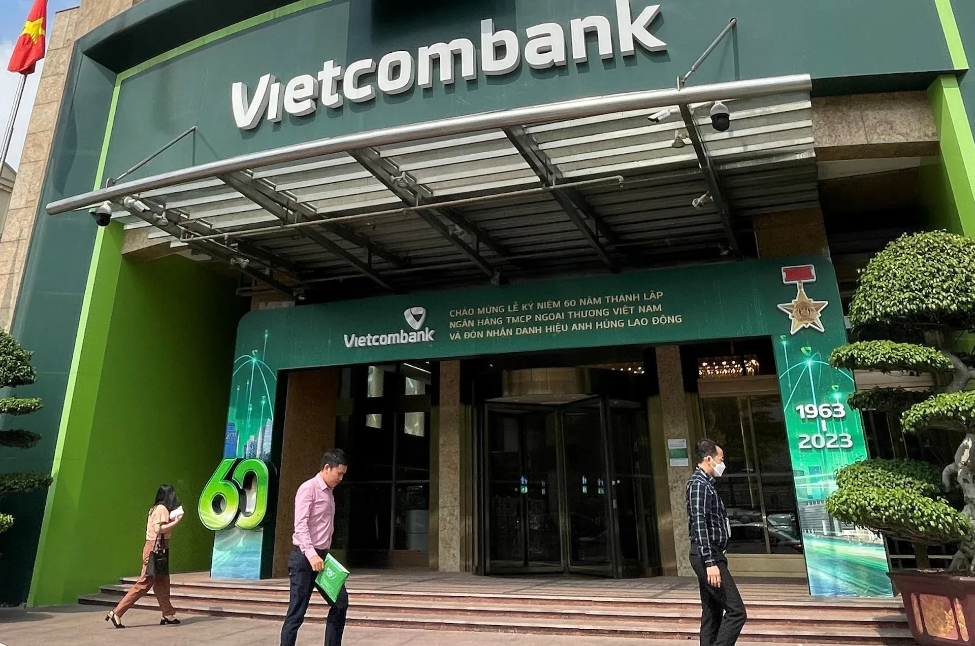 Vietcombank headquarters, the first bank to cut deposit rates from April 13, 2026