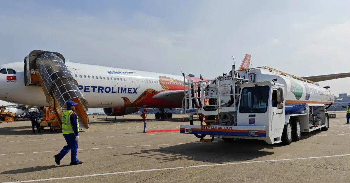 Máy bay VietJet được tiếp nhiên liệu trên đường băng